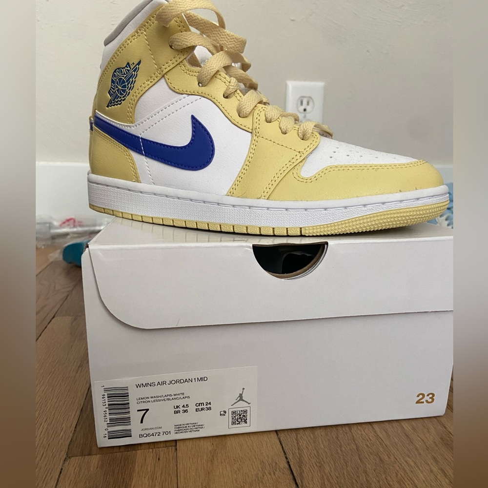 Jordan 1 mid Womens 7. Never worn. New w original box
